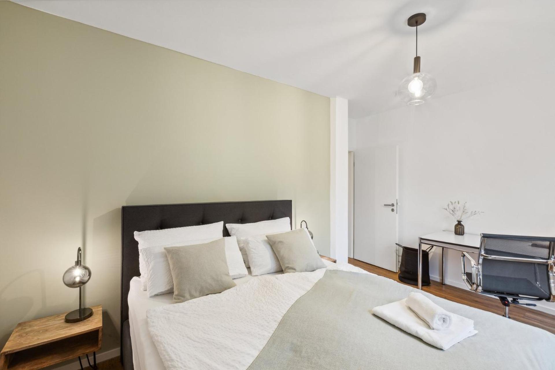 Business Kranich: 3 Zimmer, Infrastrukturlage Hh Langenhorn, Naehe Airport Hambourg